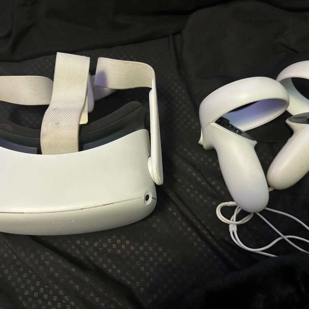 Oculus Standalone VR Headset with White Controllers and Straps